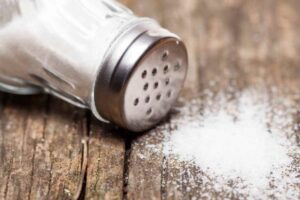 Hai messo troppo sale mentre stavi cucinando? Nessun problema, basta seguire questi passaggi e risolvi tutto